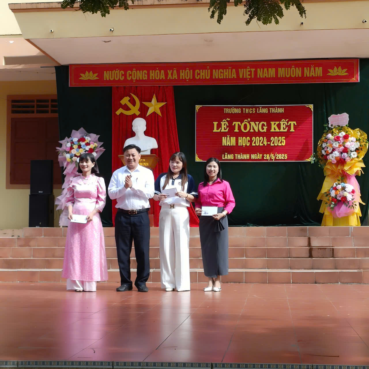 Lãnh đạo xã trao thưởng ngày tổng kết